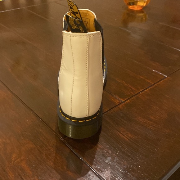 DOC MARTENS MEN SIZE 7 WHITE BOOTS - Picture 3 of 5